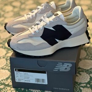 Women’s New Balance 7.5 327 white/black New in Box